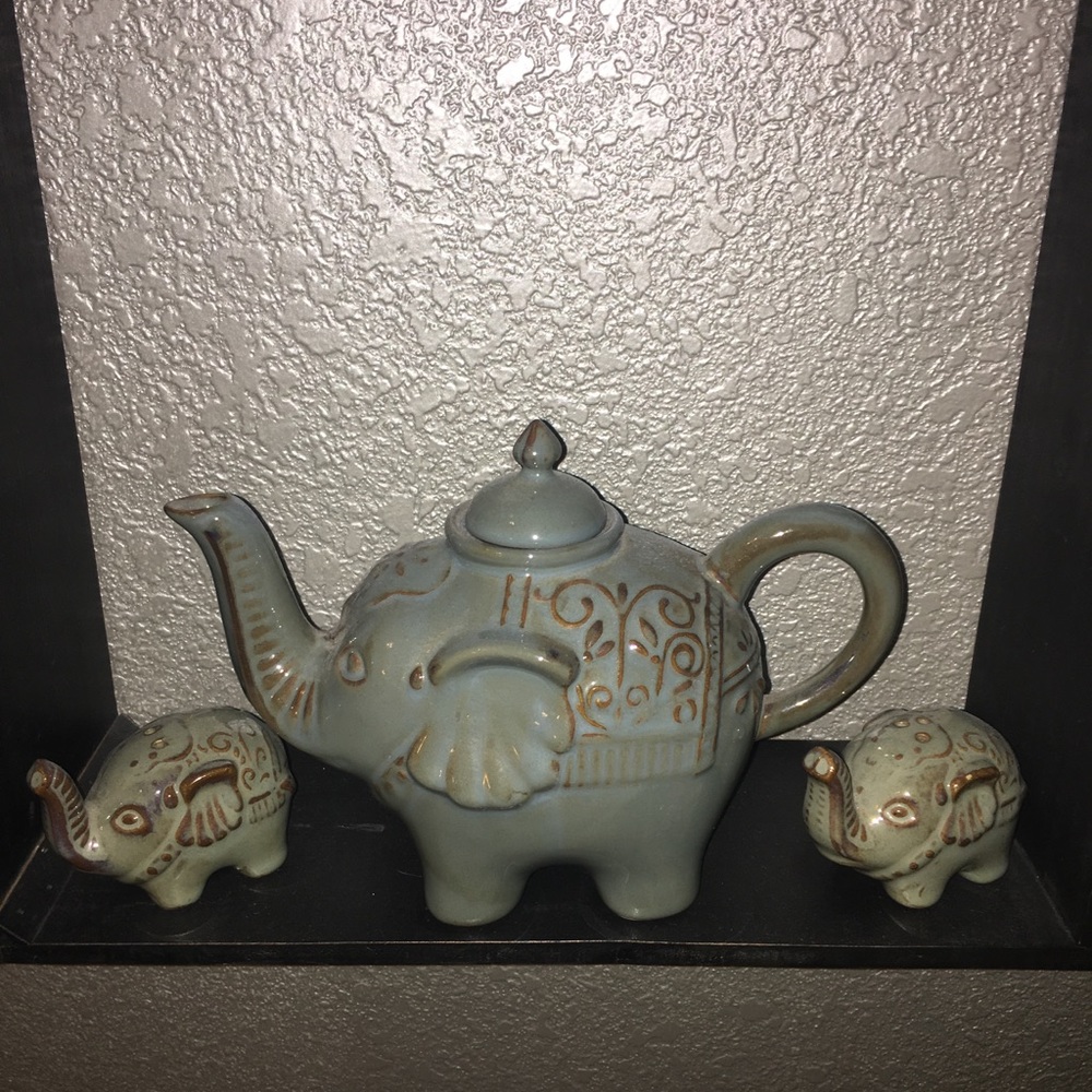 Salt/pepper & tea elephant